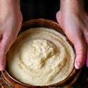 Mains d'un boulanger travaillant le levain